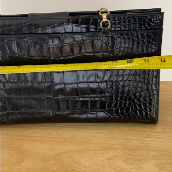 Leather structured bag with brushed gold hardware - Picture 6 of 7